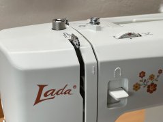 Šijací stroj LADA L60 s možnosťou regulácie prítlačnej pätky + nadštandardné príslušenstvo