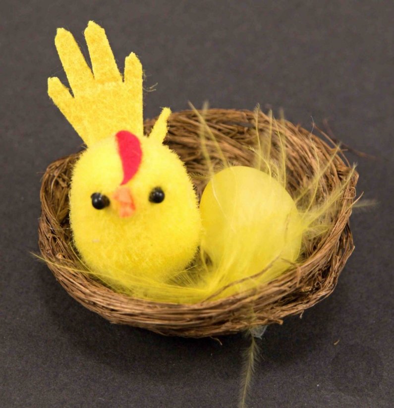 Veľkonočné kuriatko v hniezde s vajíčkom - rozmer 5,5 cm x 4 cm - žltá, hnedá, červená