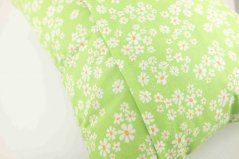 Bylinkový vankúšik na pokojný spánok - biele kvetinky na zelenom podklade - rozmer 35 cm x 28 cm