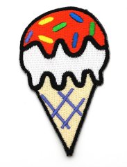 Roter Aufbügelpatch mit Eiscreme- und Streuselmotiv