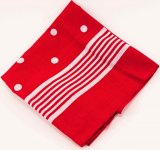 červené bodky a pruhy