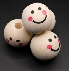 Holzperle mit einem breiten Lächeln - helles Holz - Durchmesser 1,8 cm