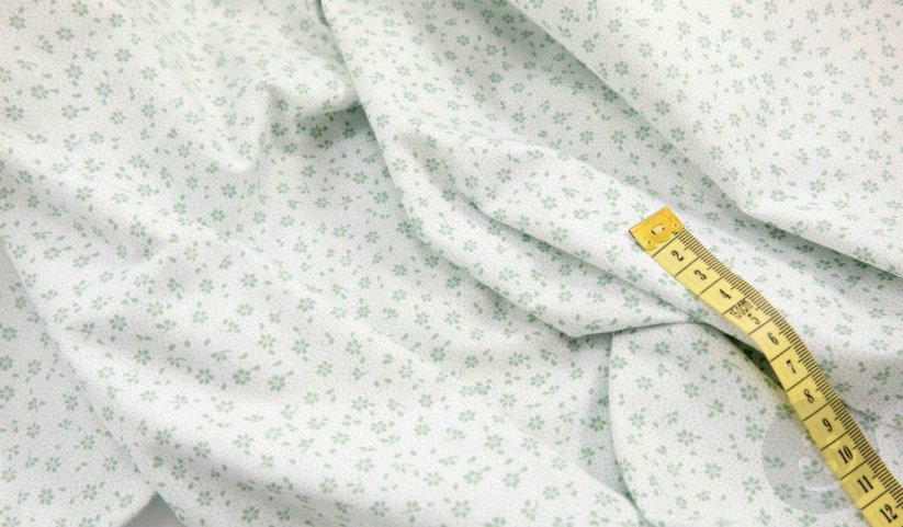 Bavlněné plátno - zelené kytičky na bílém podkladu - šířka 160 cm
