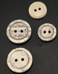 Dírkový knoflík - kameninově šedý melír - průměr 2 cm