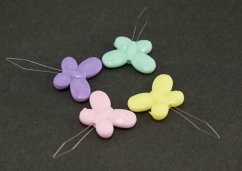 Navliekač nite v tvare motýlika - mix barev - rozmer 4 cm x 2 cm