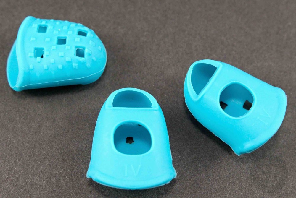 Silicone thimble - blue - dimensions 3 cm x 2.5 cm 