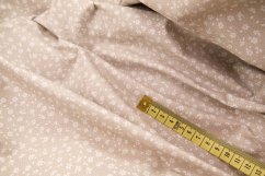 Bavlnené plátno - biele kvietky na béžovom podklade - šírka 160 cm