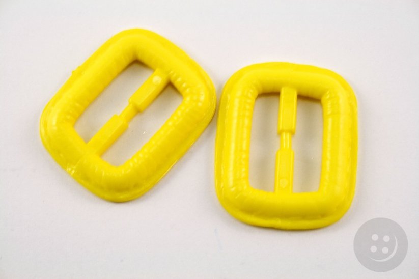 Plastová odevná pracka - žltá - prievlak 2,5 cm - rozmer 3,8 cm x 3,2 cm