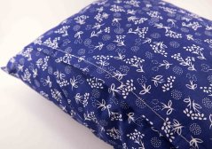 Bylinkový polštářek pro dobrou pohodu - bílé snítky kytiček na modrém podkladu - modrotisk - rozměr 35 cm x 28 cm