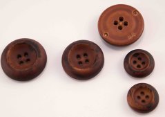 Dírkový knoflík - imitace dřeva - tmavě skořicový - průměr 1,8 cm