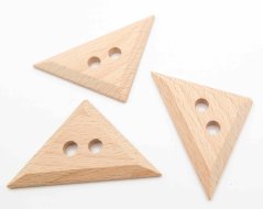 Drevený gombík s dierkami - trojuholník - prírodný - 5 cm x 2,9 cm