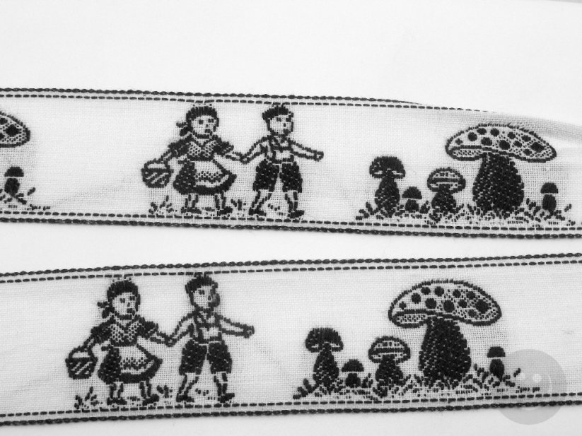 Vzorovaná stuha s hubami a deťmi v lese - čierna, biela - šírka 2,7 cm