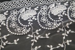 Luxusná čipka vyšívaná na týle - lomená biela - šírka 19 cm