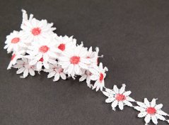 Vzdušná krajka kytička - bílá s červeným středem - šířka 2,5 cm