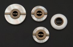 Button with bottom stitching with metal center - shiny - pearly white - diameter 1.5 cm