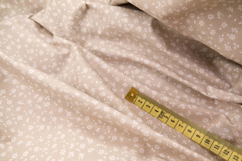 Bavlnené plátno - biele kvietky na béžovom podklade - šírka 160 cm