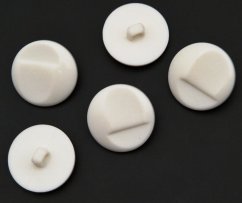 Knoflík se spodním přišitím s matným zdobením – bílý – průměr 2,12 cm