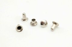 Silberne Metallniete – Länge 0,5 cm Silberne Metallniete – Länge 0,5 cm