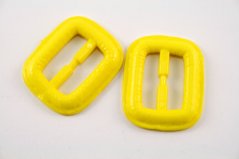 Plastová odevná pracka - žltá - prievlak 2,5 cm - rozmer 3,8 cm x 3,2 cm