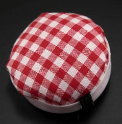 Jehelníček na ruku - červeno - bílý - průměr 6,5 cm