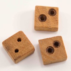 Dírkový dřevěný knoflík - přírodní - rozměr 1,7 cm x 1,7 cm