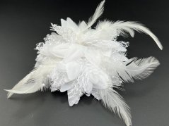 Flower brooch with feathers - white