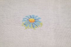 Ovales Frühlingsgedeck mit weißer Blume