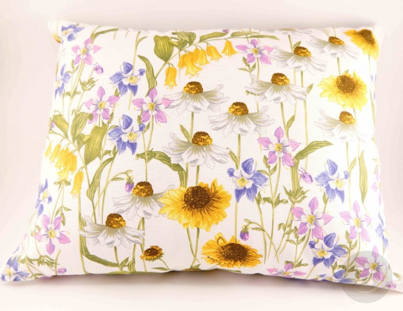 Bylinkový vankúšik pre pokojný spánok - lúčne kvety na bielom podklade - rozmer 35 cm x 28 cm