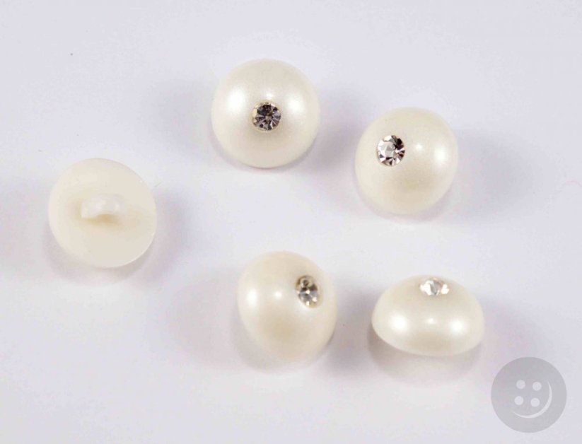 Knoflík se štrasovým kamínkem, lesklý, vypouklý, se spodním přišitím - off white, perleť  - průměr 1,7 cm
