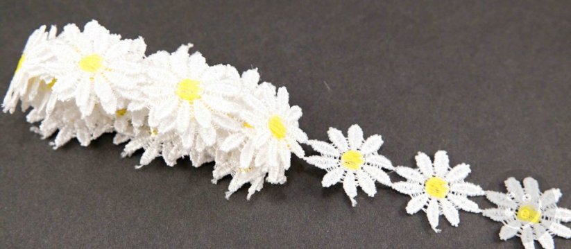 Vzdušná krajka kytička - bílá se žlutým středem - šířka 2,5 cm