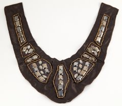 Ozdobná korálková vsadka - hnedá s kamienkami - rozmer 23 cm x 26 cm