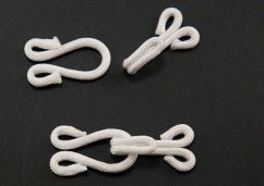 Malý háček - očko - obmotané nití - bílá - rozměr 2,2cm x 0,5cm