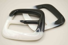 Rechteckige Klebebandklemme aus Kunststoff - schwarz weiß grau - Loch 5 cm
