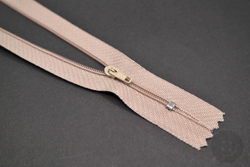 Nedělitelný jemný plastový spirálový zip (velikost číslo 3) různé barvy - délka 12 cm - 60 cm
