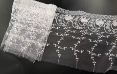 Luxusná čipka vyšívaná na týle - lomená biela - šírka 19 cm