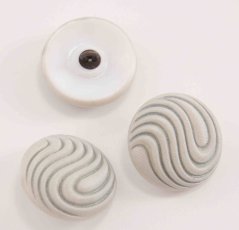 Luxusní skleněný knoflík se spodním přišitím - světle šedý - průměr 2,2 cm