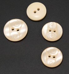 Knopfloch - cremefarbene Perle - Durchmesser 1,6 cm