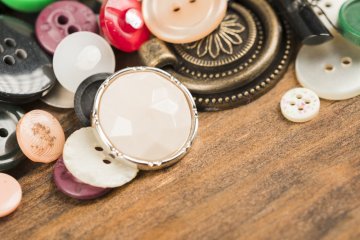 Jak budu knoflík připevňovat?