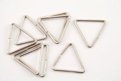 Kovový trojuholník - strieborná - šírka prievlaku 2,4 cm