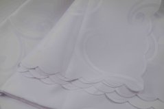 Teflónový vodoodpudivý obdĺžnikový obrus biely so spieralami