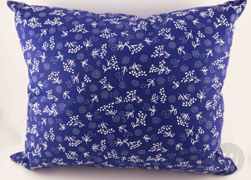 Bylinkový polštářek pro voňavé sny - bílé snítky kytiček na modrém podkladu - modrotisk - rozměr 35 cm x 28 cm
