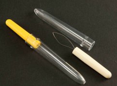 Navliekač nitě v plastovom obalu - rozmer 8,5 cm