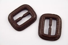 Plastová odevná pracka - hnedá - prievlak 2,5 cm - rozmer 3,8 cm x 3,2 cm