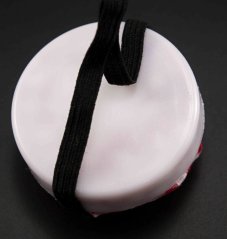 Ihelníček na ruku - červeno - biely - priemer 6,5 cm