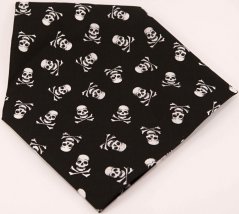 Cotton scarf with pirate skulls - dimensions 65 cm x 65 cm