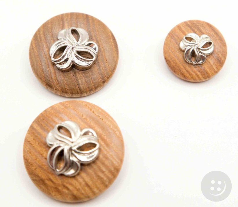 Dřevěný knoflík se spodním přišitím - s mašličkou - přírodní, stříbrná - průměr 2,4 cm