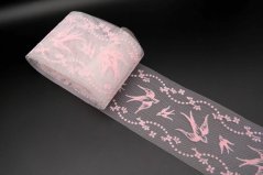 Luxusní stuha - bílá s růžovými vlaštovkami - šíře 7,5 cm