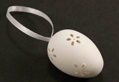Menší velikonoční vajíčko krajkové na mašličce - bílá