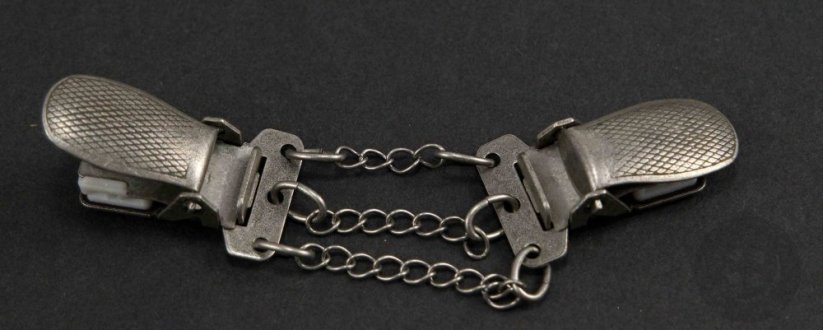 Cardigan clip with a chain - matte silver - dimensions 9 cm x 2 cm