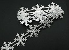 Detail strieborných vločiek v metráži